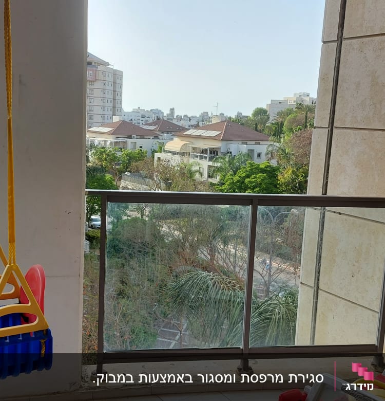 נדנדה תלויה בצבעים כחול וצהוב במרפסת